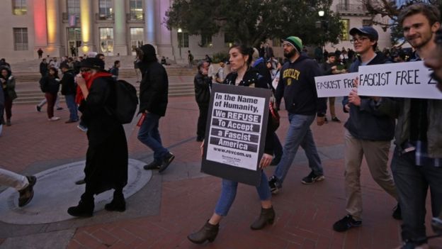 В Калифорнии студенты сожгли аудиторию, протестуя против встречи с республиканцем