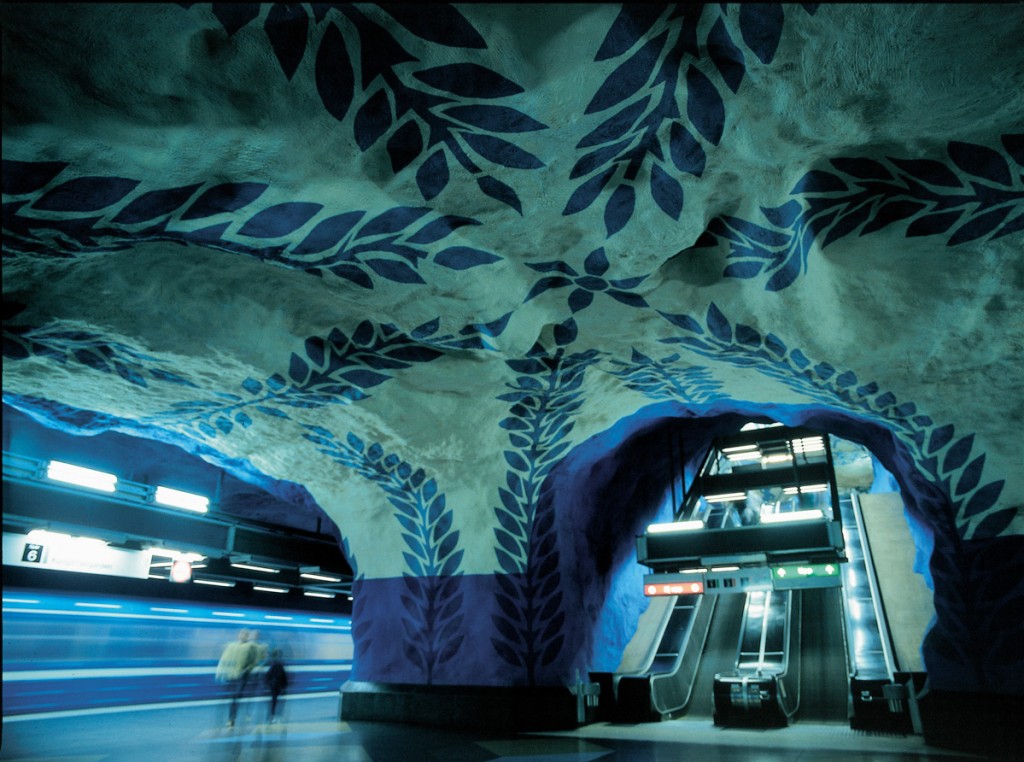 T-Centralen. Många stationer i Stockholms tunnelbana är utsmyckade av vår tids konstnärer. - Many stations on the Stockholm underground have been decorated by modern artists.